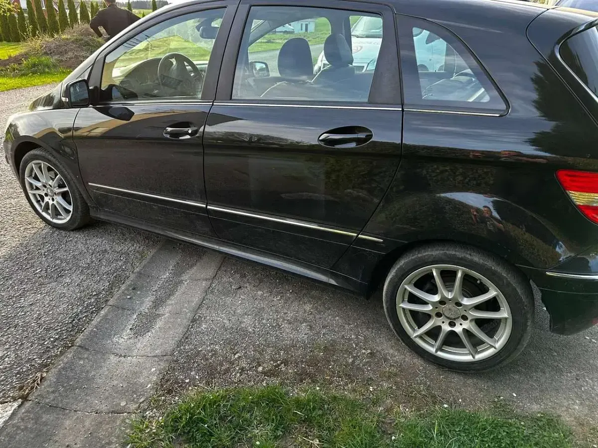 Gebraucht Mercedes B180 116 PS (85 kW) 2011 Schwarz Van / Kleinbus