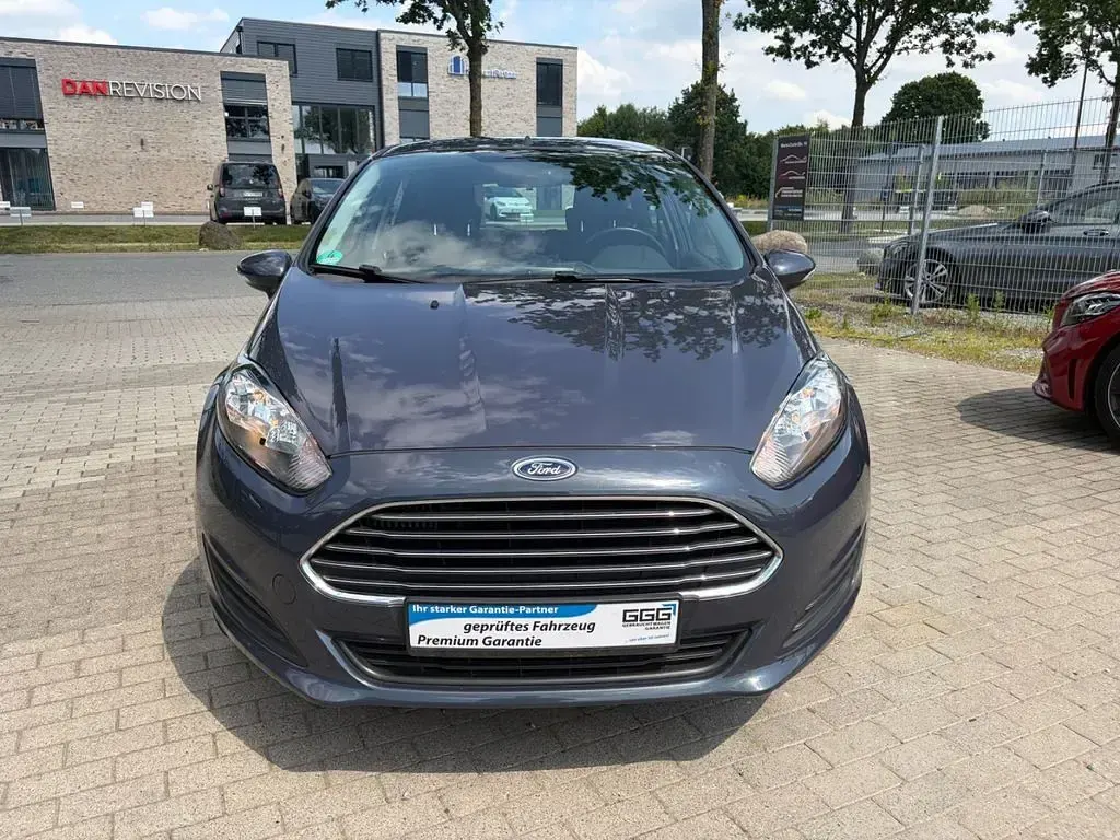 Gebraucht Ford Fiesta Trend 101 PS (74 kW) 2014 Grau Kleinwagen