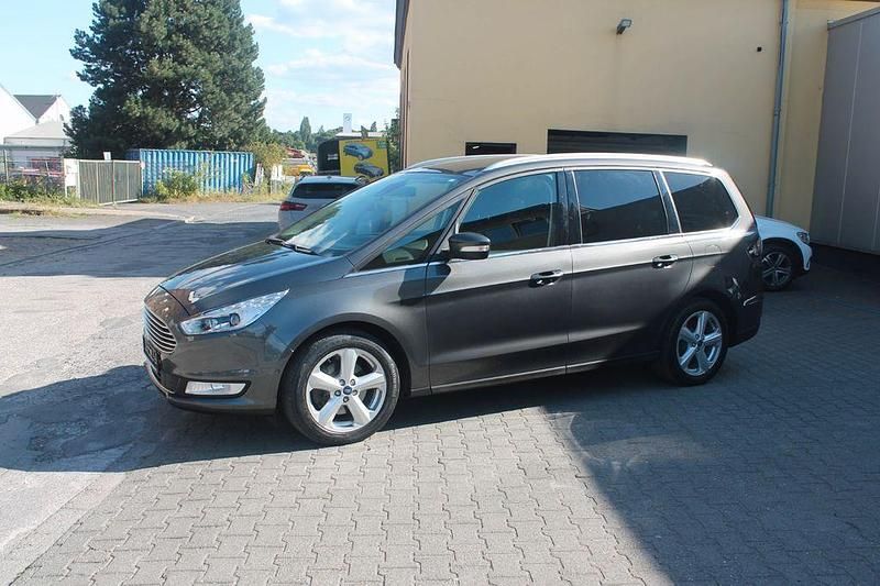 Grau Gebraucht 2017 Ford Galaxy Titanium Van / Kleinbus | 24.980 € (Teuer) - Bild 1/4