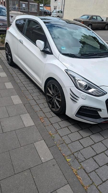 Weiß Gebraucht 2016 Hyundai i30 Sport Limousine | 8.750 € - Bild 1/4