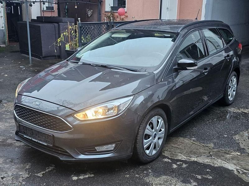 Grau Gebraucht 2016 Ford Focus Business Edition Limousine | 9.990 € (Fairer Preis) - Bild 1/4