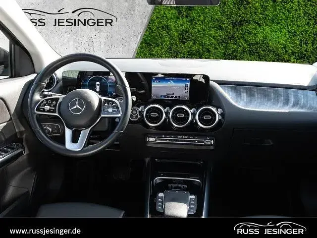 Second-hand Mercedes GLA250 Progressive 224 CP (164 kW) 2022 Negru SUV
