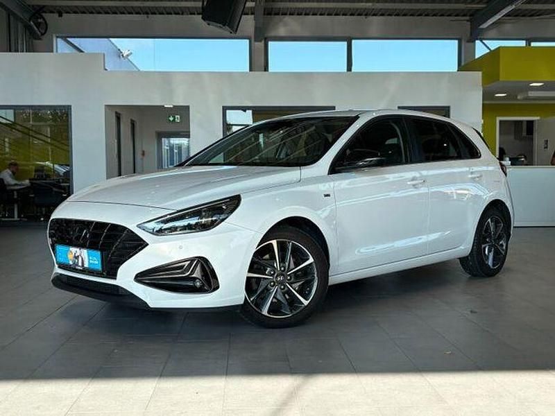 Weiß Gebraucht 2021 Hyundai i30 Select Limousine | 17.995 € (Etwas zu teuer) - Bild 1/4