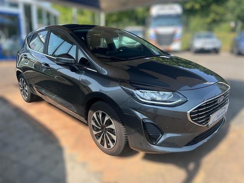 Grau Gebraucht 2023 Ford Fiesta Titanium Limousine | 16.990 € (Superpreis) - Bild 1/4