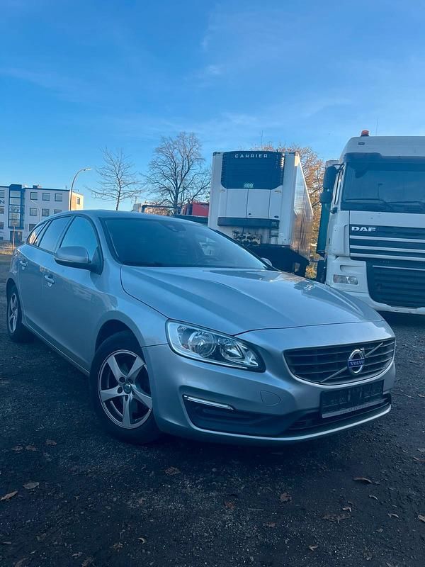 Grau Gebraucht 2015 Volvo V60 Kombi | 9.000 € (Guter Preis) - Bild 1/4