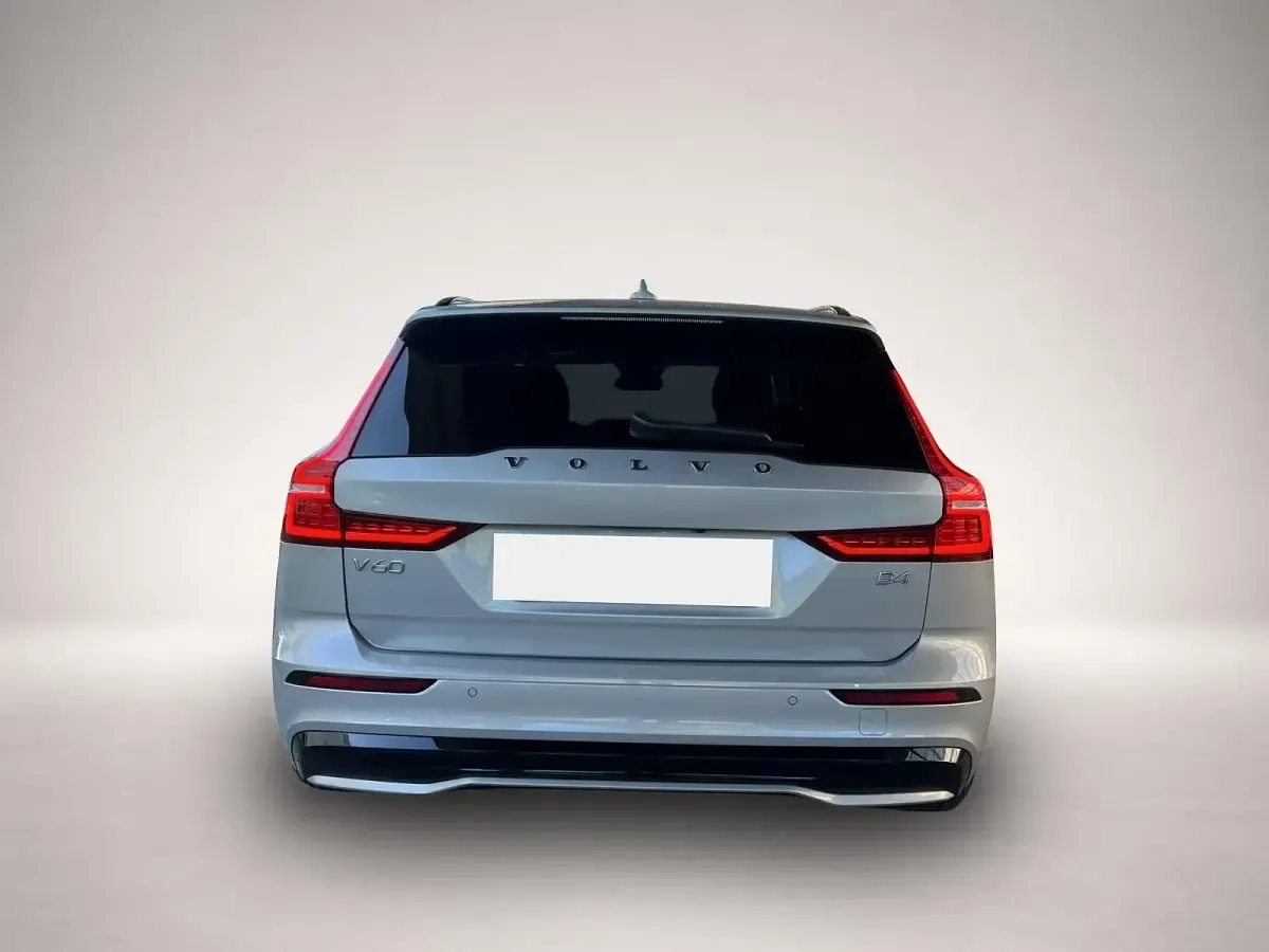 Gebraucht Volvo V60 Plus 197 PS (144 kW) 2024 Manufacturer Kombi