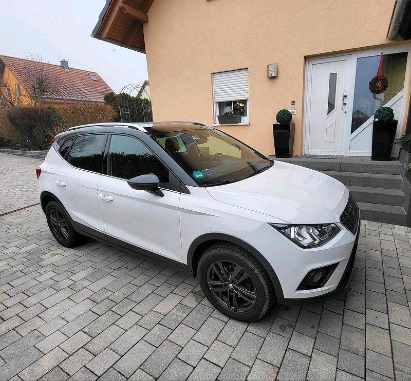 Weiß Gebraucht 2018 Seat Arona XCELLENCE SUV | 13.000 € (Guter Preis) - Bild 1/4