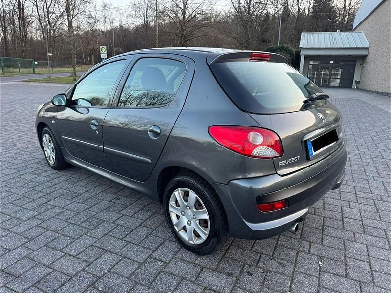 Gebraucht Peugeot 206+ Basis 68 PS (50 kW) 2011 Grau Kleinwagen