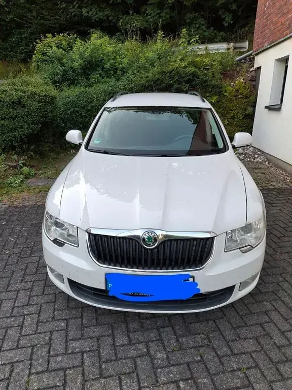 Gebraucht Skoda Superb 140 PS (102 kW) 2011 Weiß Kombi