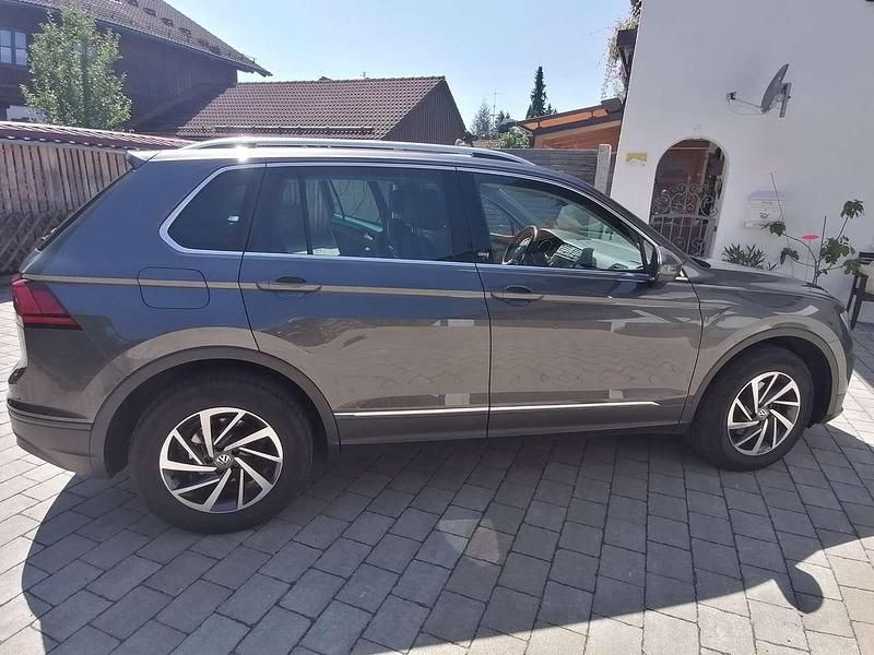 Grau Gebraucht 2016 VW Tiguan SUV | 17.700 € (Guter Preis) - Bild 1/4