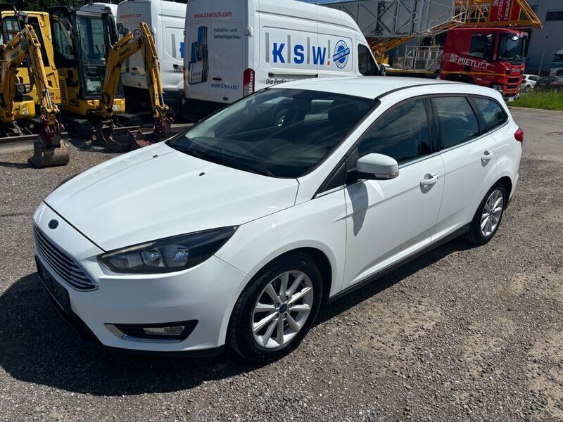 Weiß Gebraucht 2017 Ford Focus Titanium Limousine | 6.800 € (Fairer Preis) - Bild 1/4