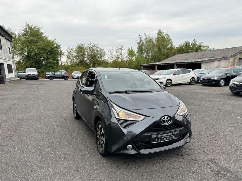 Grau Gebraucht 2018 Toyota Aygo Connect Style Kleinwagen | 8.999 € (Fairer Preis) - Bild 1/4