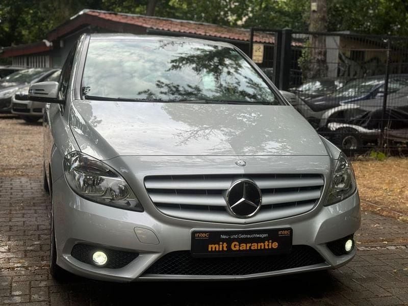 Silber Gebraucht 2013 Mercedes B180 Van / Kleinbus | 9.999 € (Guter Preis) - Bild 1/4