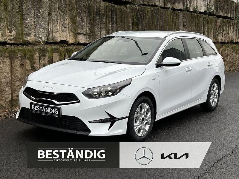 Weiß Gebraucht 2025 Kia Ceed Comfort Limousine | 24.690 € (Superpreis) - Bild 1/4