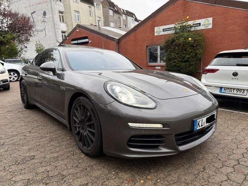 Grau Gebraucht 2014 Porsche Panamera Limousine | 27.900 € (Fairer Preis) - Bild 1/4