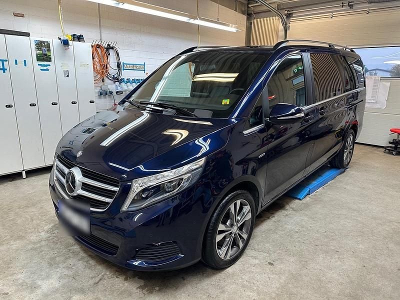 Blau Gebraucht 2014 Mercedes V250 Avantgarde Van / Kleinbus | 28.750 € (Superpreis) - Bild 1/4