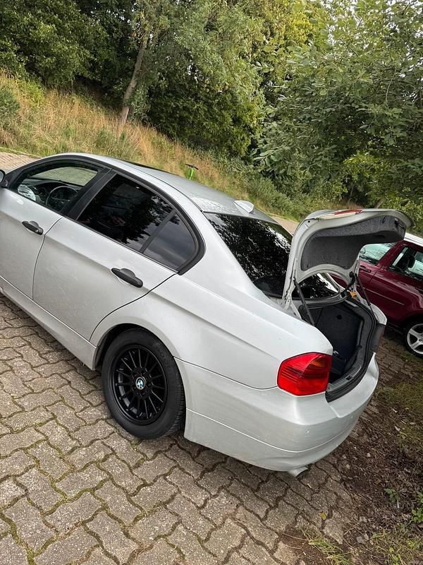 Silber Gebraucht 2007 BMW 320 Limousine | 2.000 € (Superpreis) - Bild 1/4