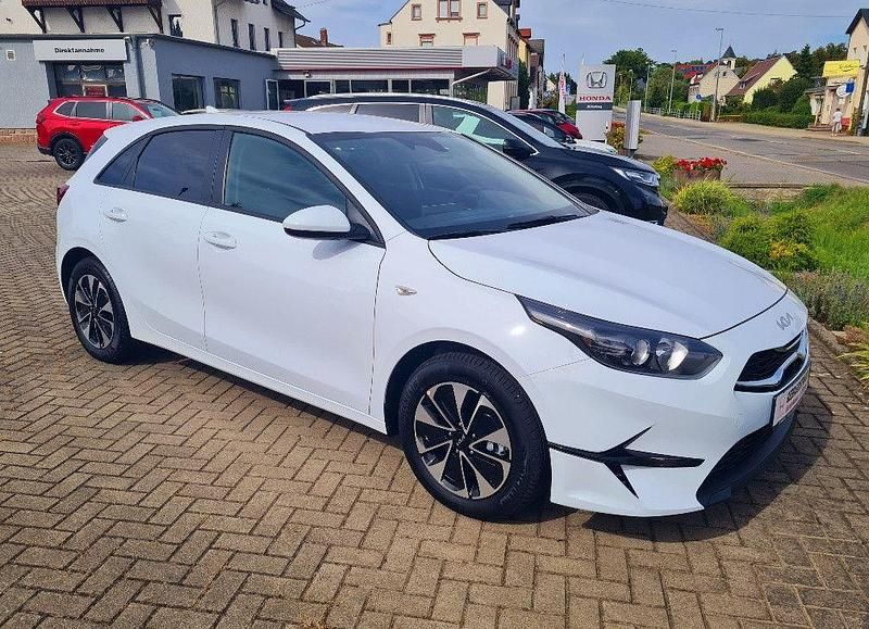 Neu Kia Ceed Silver 140 PS (102 kW) 2025 Weiß Kleinwagen