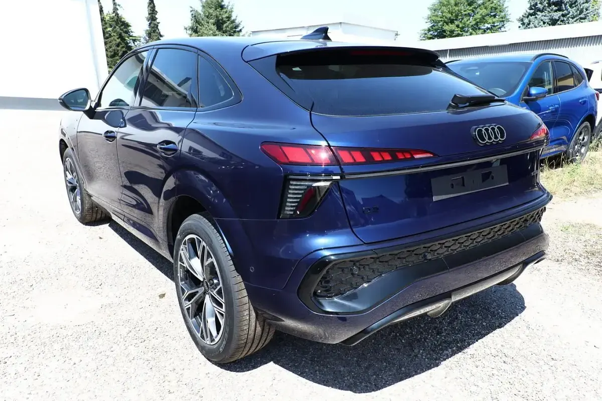 Neu Audi Q3 Sportback Ambiente 265 PS (194 kW) 2026 Navarrablau metallic SUV