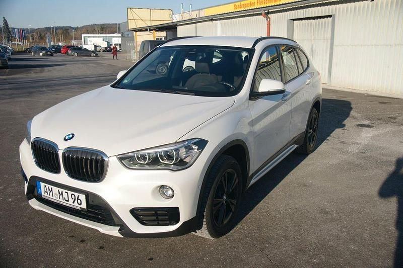 Weiß Gebraucht 2018 BMW X1 Sport Line SUV | 21.900 € (Etwas zu teuer) - Bild 1/4