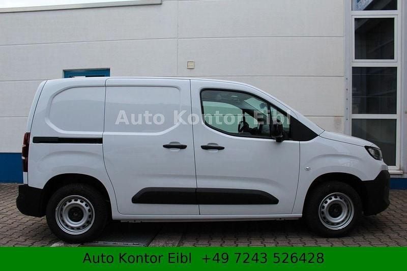 Neu Citroën Berlingo 102 PS (75 kW) 2025 Lackierung weiss icy/deckende Van / Kleinbus