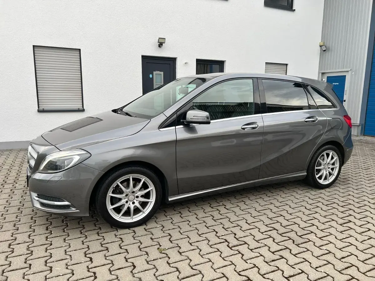 Gebraucht Mercedes B200 156 PS (114 kW) 2013 Grau Kleinwagen