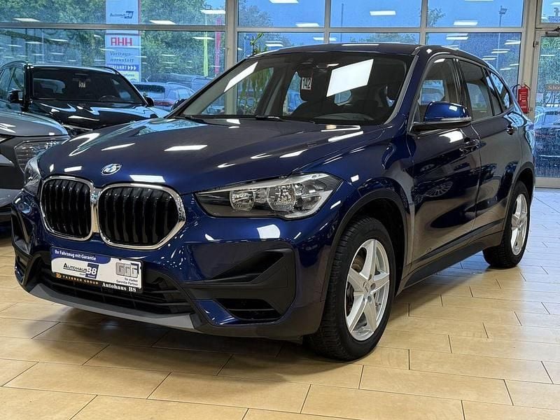 Blau mediterranblau metallic (metallic) Gebraucht 2020 BMW X1 Advantage SUV | 23.000 € (Guter Preis) - Bild 1/4