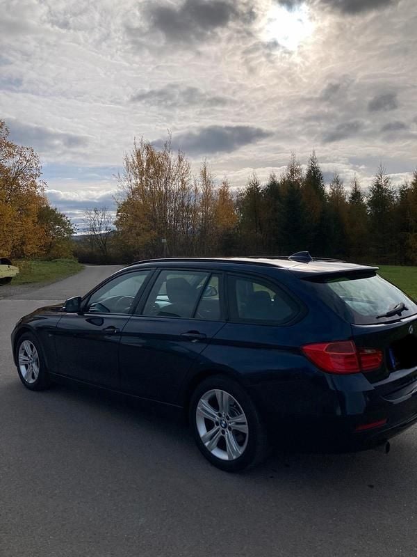 Gebraucht BMW 320 184 PS (135 kW) 2012 Blau Kombi