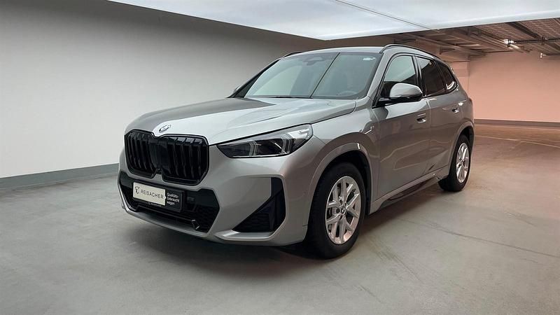 Spacesilber metallic Gebraucht 2024 BMW X1 Efficient Dynamics SUV | 41.299 € (Superpreis) - Bild 1/4