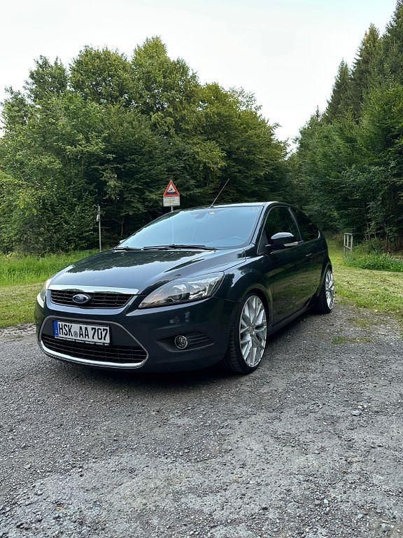 Grau Gebraucht 2009 Ford Focus Limousine | 3.300 € (Etwas zu teuer) - Bild 1/4
