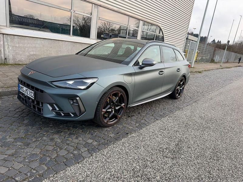 Grau Gebraucht 2024 Cupra Leon VZ Limousine | 32.300 € (Superpreis) - Bild 1/4