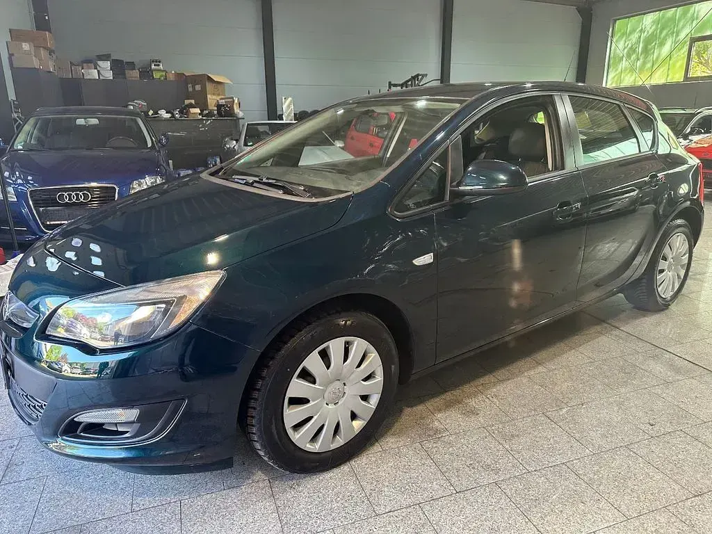 Gebraucht Opel Astra Edition 116 PS (85 kW) 2015 Grün Limousine