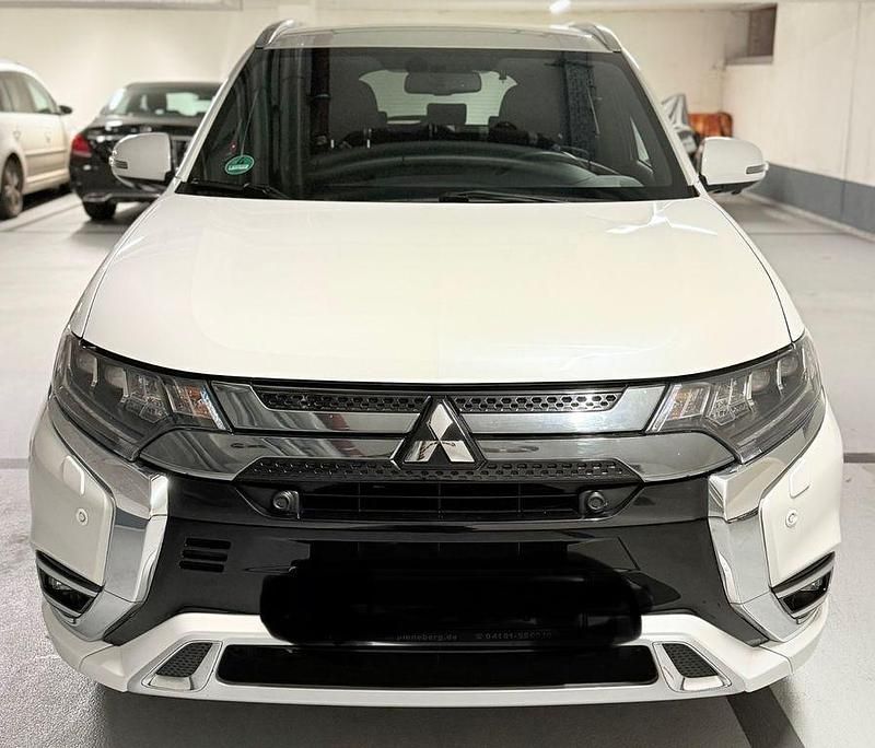 Weiß Gebraucht 2020 Mitsubishi Outlander P-HEV Plus SUV | 28.500 € (Teuer) - Bild 1/4