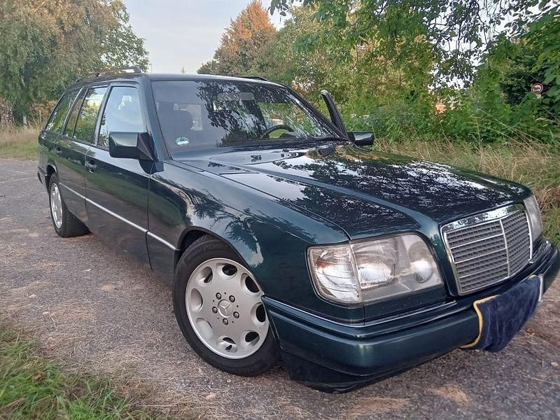 Gebraucht Mercedes 220 150 PS (110 kW) 1995 Grün Kombi