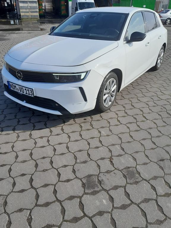 Weiß Gebraucht 2023 Opel Astra Enjoy Limousine | 20.900 € (Fairer Preis) - Bild 1/4