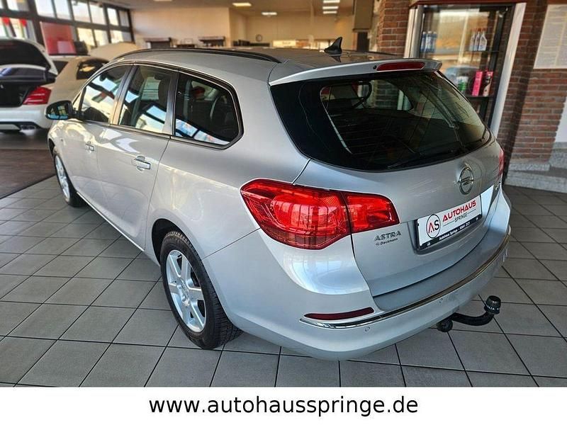 Gebraucht Opel Astra Edition 140 PS (102 kW) 2014 Argon silber/ice silver (m2) Kombi
