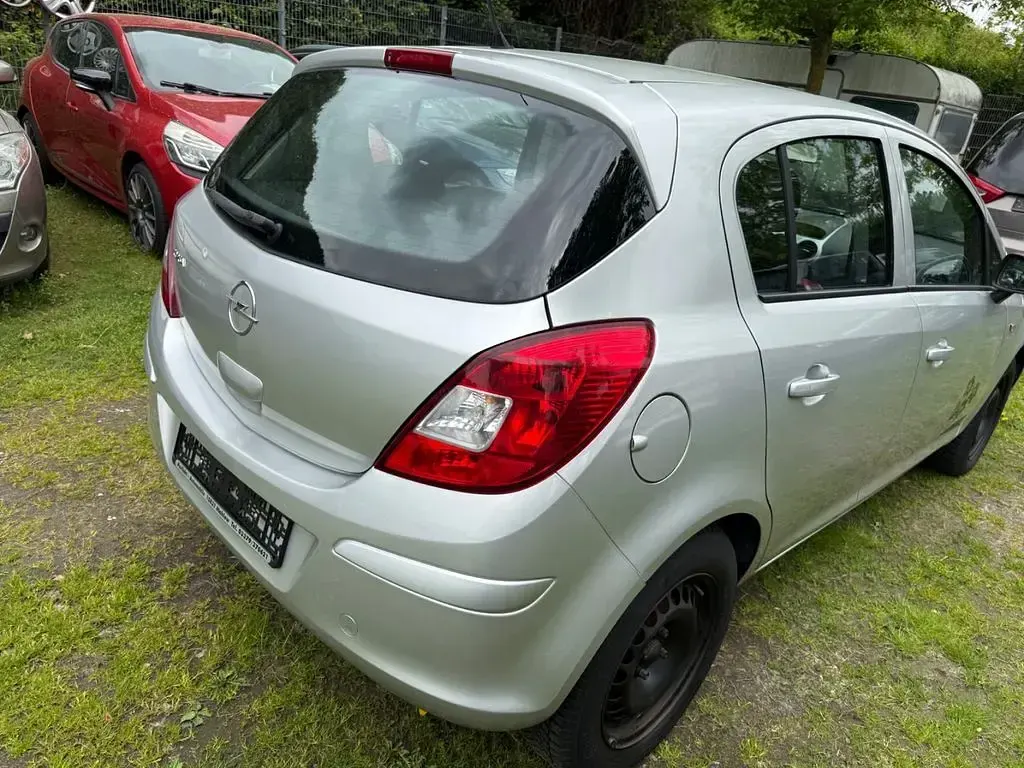 Gebraucht Opel Corsa Edition 80 PS (58 kW) 2009 Starsilber/silver iii (metallic) Kleinwagen