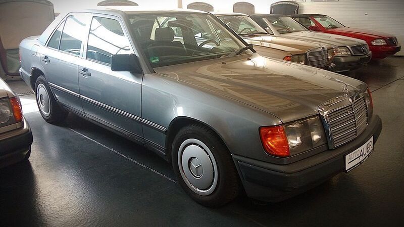 Gebraucht Mercedes E230 132 PS (97 kW) 1987 Grau Limousine