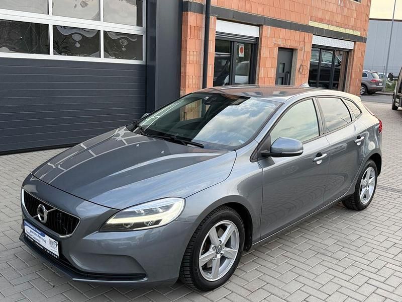 Grau Gebraucht 2018 Volvo V40 Momentum Kombi | 10.499 € (Guter Preis) - Bild 1/4