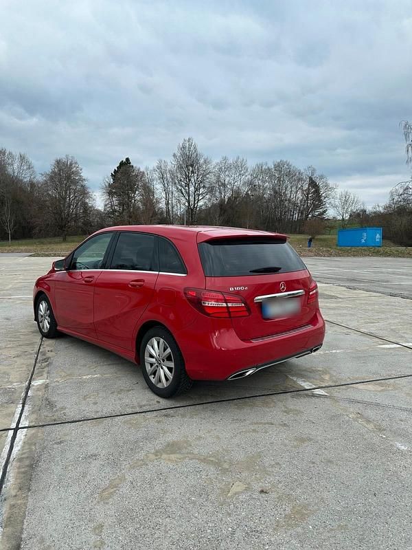Gebraucht Mercedes B180 Style 109 PS (80 kW) 2018 Rot Kleinwagen