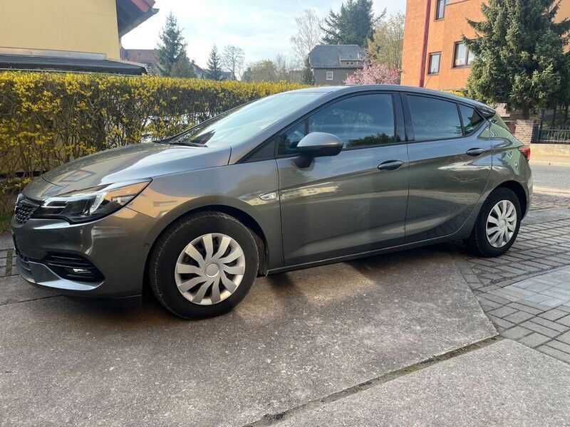 Grau Gebraucht 2021 Opel Astra GS Line Limousine | 13.200 € (Fairer Preis) - Bild 1/4