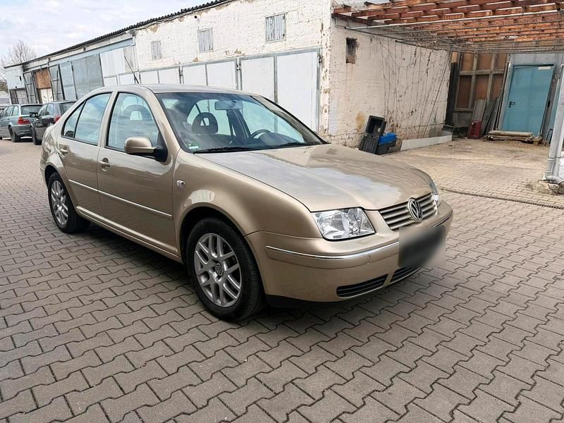 Second-hand VW Bora 105 CP (77 kW) 2002 Auriu Berlinǎ