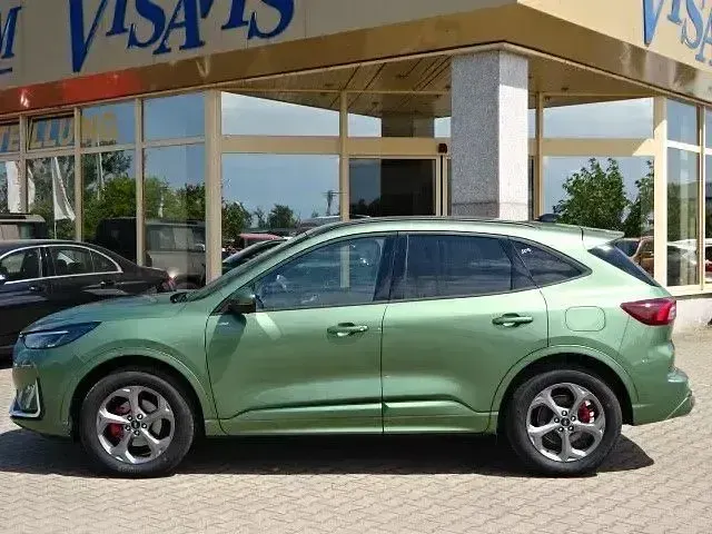 Usado Ford Kuga ST-Line X 182 HP (133 kW) 2024 Verde SUV