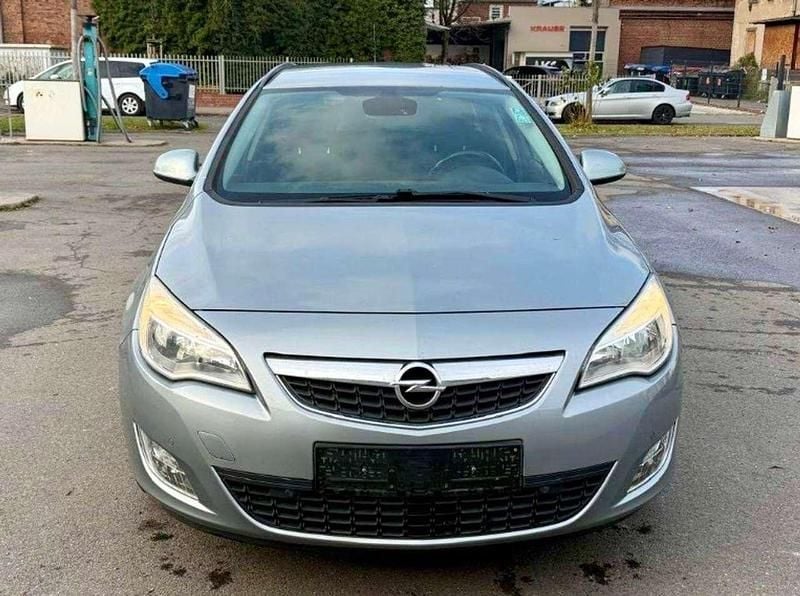 Gebraucht Opel Astra Design Edition 101 PS (74 kW) 2011 Grau Kombi