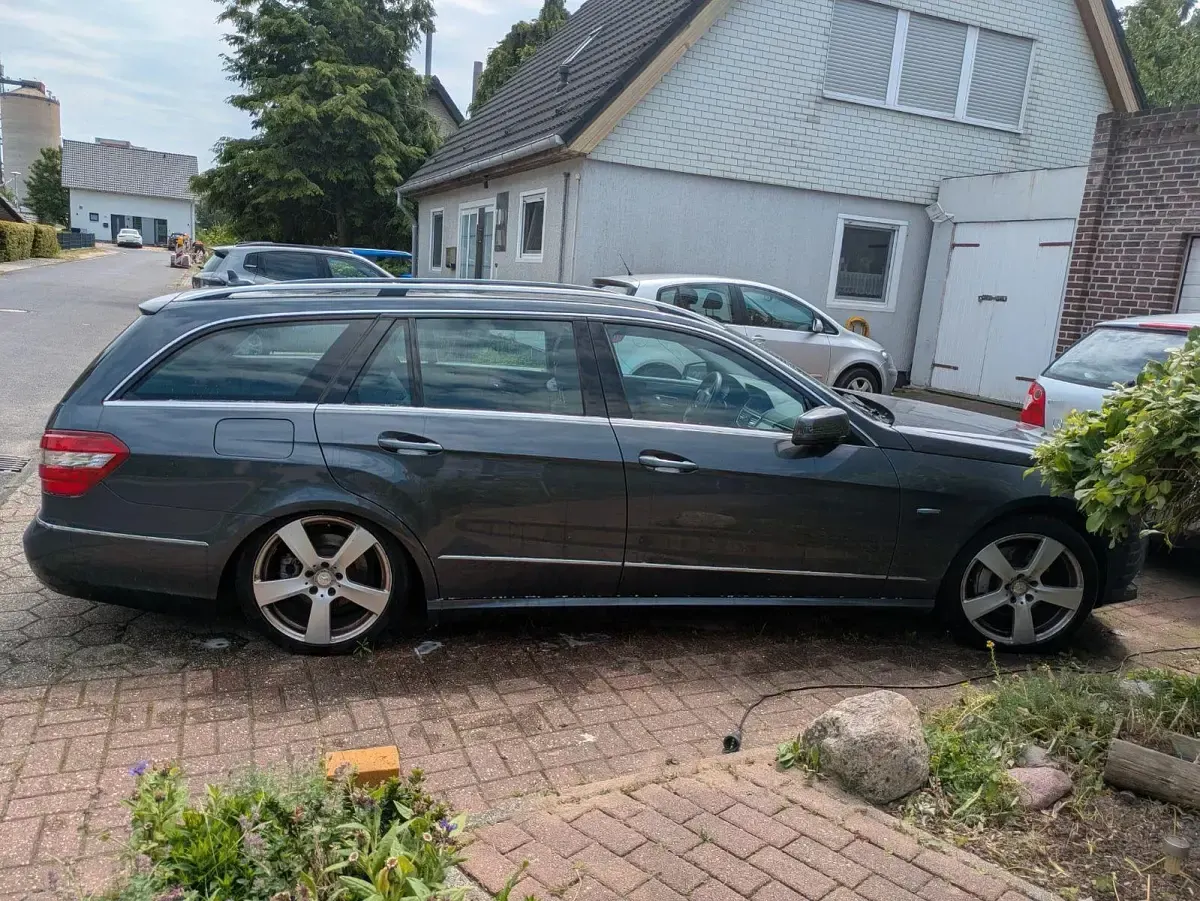 Gebraucht Mercedes E250 Avantgarde 204 PS (150 kW) 2010 Grau Limousine