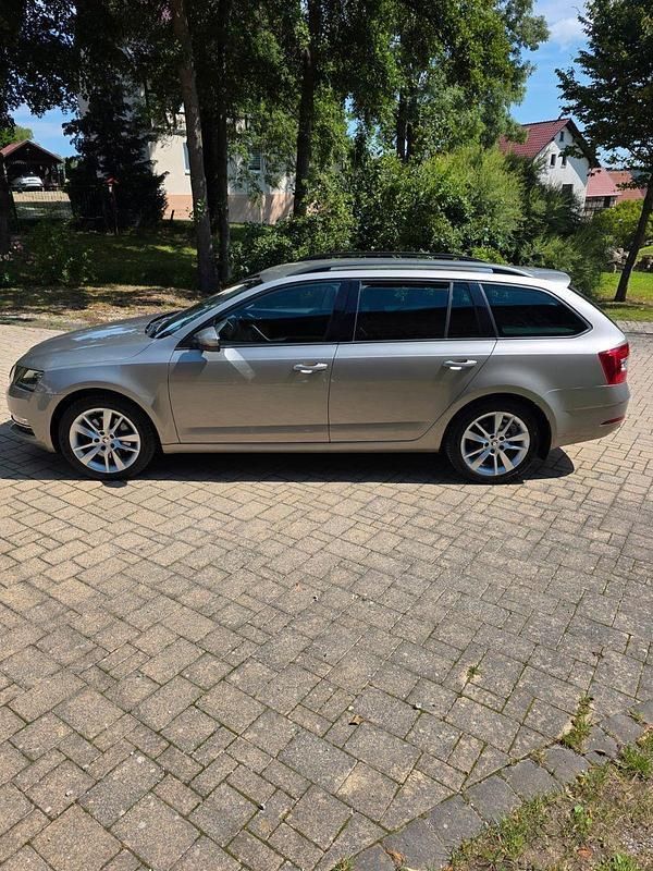 Beige Gebraucht 2019 Skoda Octavia Style Kombi | 16.950 € (Guter Preis) - Bild 1/4