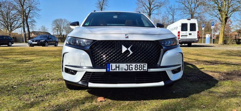 Weiß Gebraucht 2020 DS Automobiles DS7 Crossback Be Chic SUV | 24.900 € (Fairer Preis) - Bild 1/4