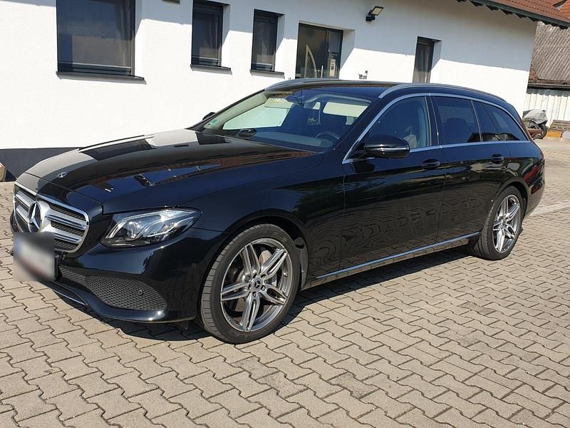 Schwarz Gebraucht 2018 Mercedes E400 Kombi | 35.999 € (Fairer Preis) - Bild 1/4
