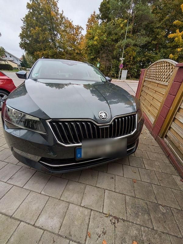 Grau Gebraucht 2016 Skoda Superb Ambition Kombi | 17.400 € (Fairer Preis) - Bild 1/4