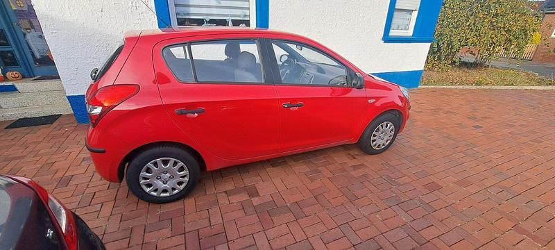 Rot Gebraucht 2010 Hyundai i20 Kleinwagen | 2.500 € (Fairer Preis) - Bild 1/4